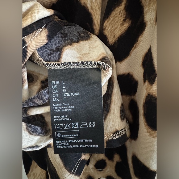 NWT H&M Leopard Print Turtleneck Top with Cut Out Back Size Large - Picture 4 of 5